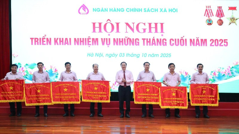 Tổng Giám đốc Dương Quyết Thắng trao tặng Cờ thi đua của Ngân hàng Nhà nước năm 2024 cho các đơn vị trong hệ thống Ngân hàng Chính sách xã hội.